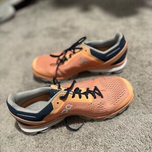 On cloudsurfer womens running shoe size 7.5